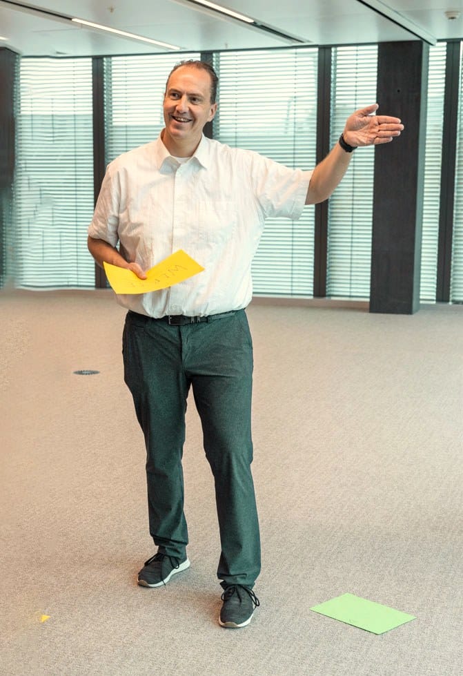 Roman Kalberer leitet eine Aufstellung mit Bodenankern